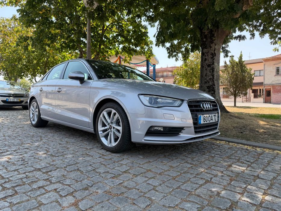Um automovel audi