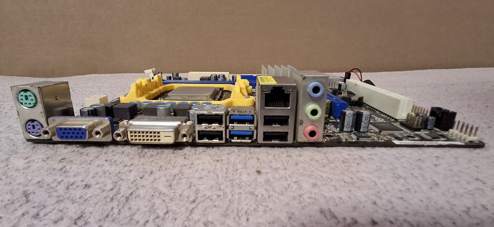 Материнська плата в комплекті з процесором та баштовим кулером