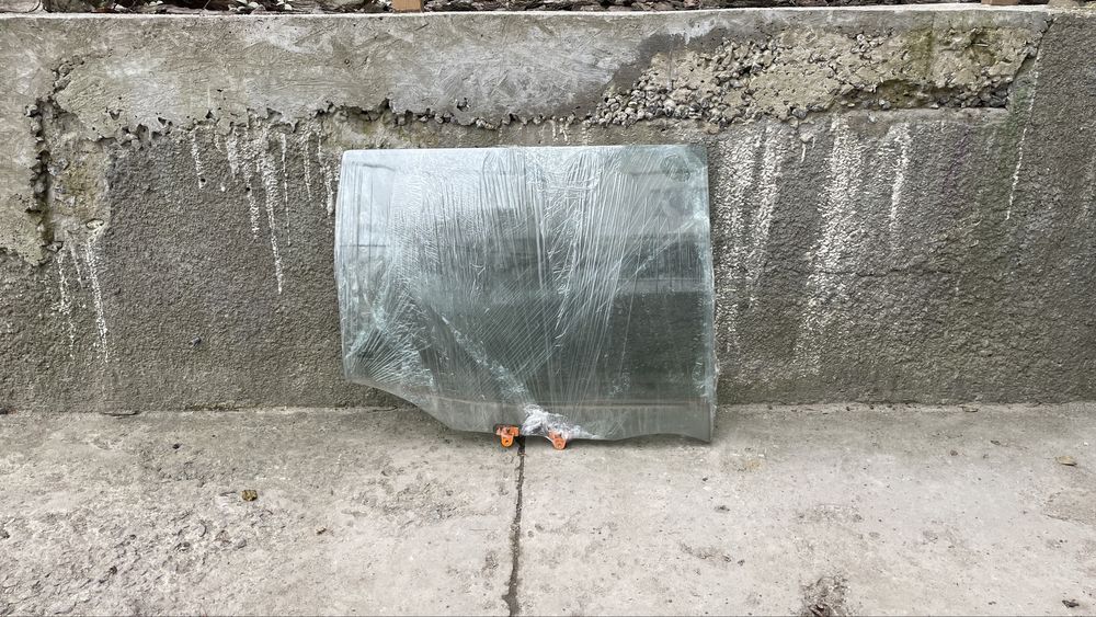 Заднее правое стекло Nissan Terrano II заднє праве скло Нісан Терано 2