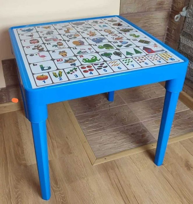 Стіл та стільчики дитячі