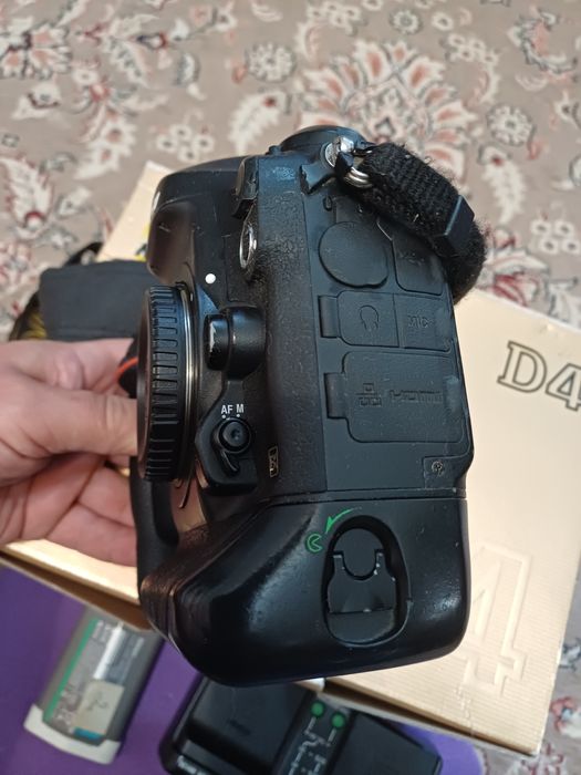 Професійна дзеркальна камера Nikon D4