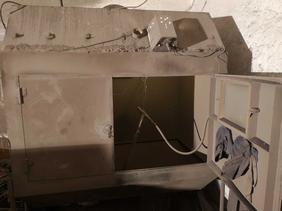 Komora do piaskowania ze zbiornikiem i sprężarką