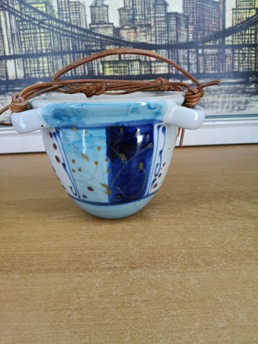 Ceramiczna doniczka wisząca – ręcznie zdobiona