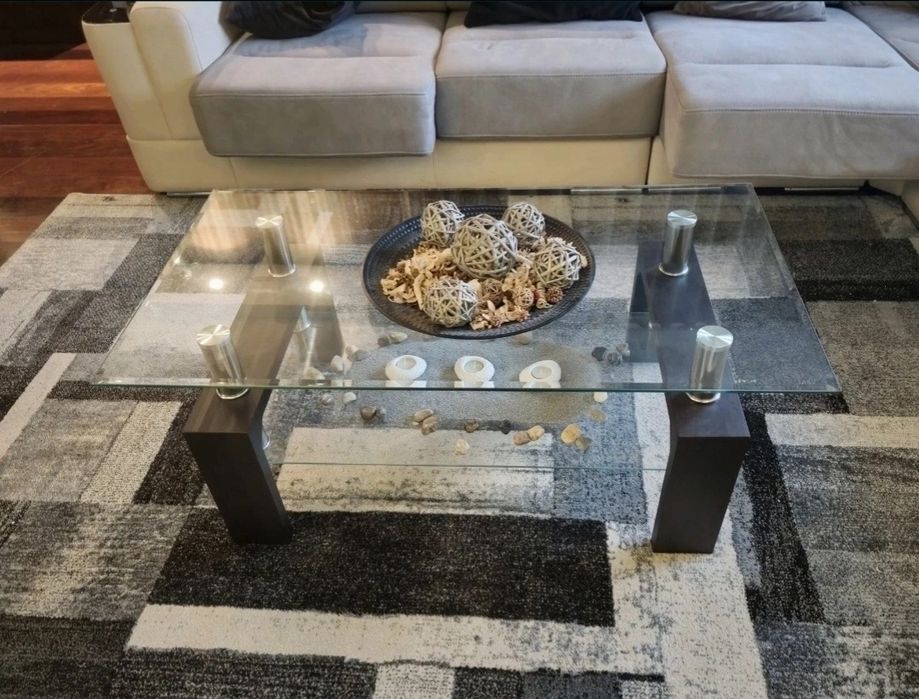 Mesa de centro em vidro com pés em madeira escura - Moderna e elegante