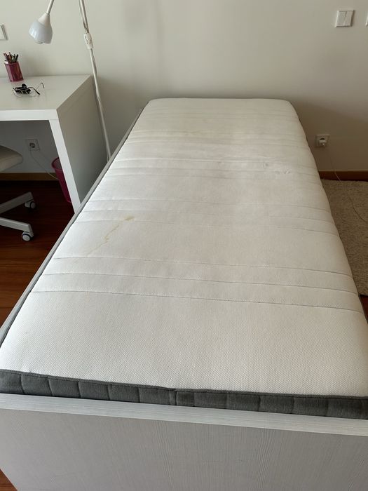 Cama dupla com colchões