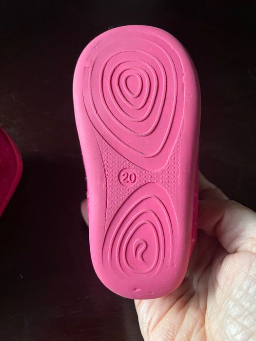 Pantufas fuschia com girafa dourada quentinhas tamanho 20