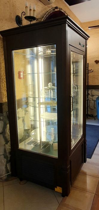 Witryna cukiernicza drewniana podświetlana obrotowa