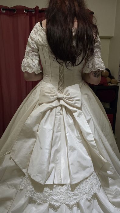 Vendo  Vestido  de noiva da Pronovias com um lindo Véu incluído.