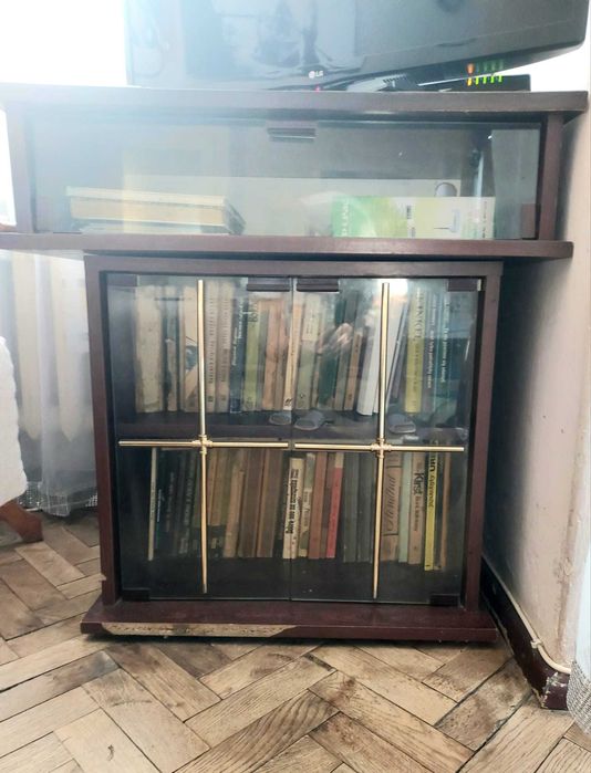 Szafka pod TV z obrotowym blatem – Vintage za darmo