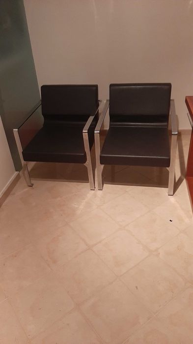 Par de cadeiras B&T Plus – design moderno – excelente estado.