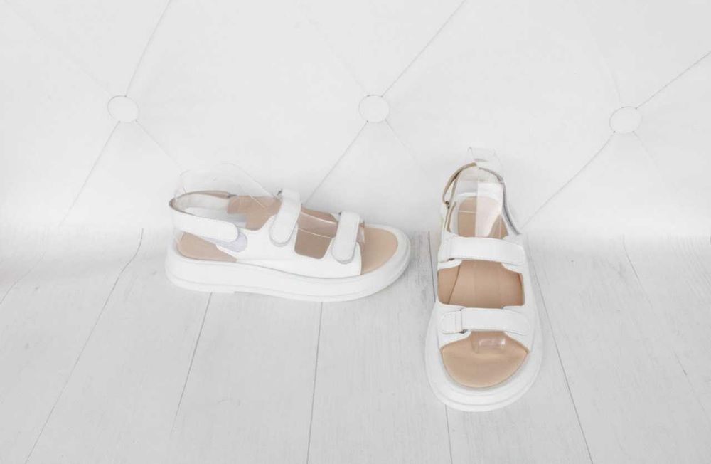 Білі дитячі шкіряні босоніжки