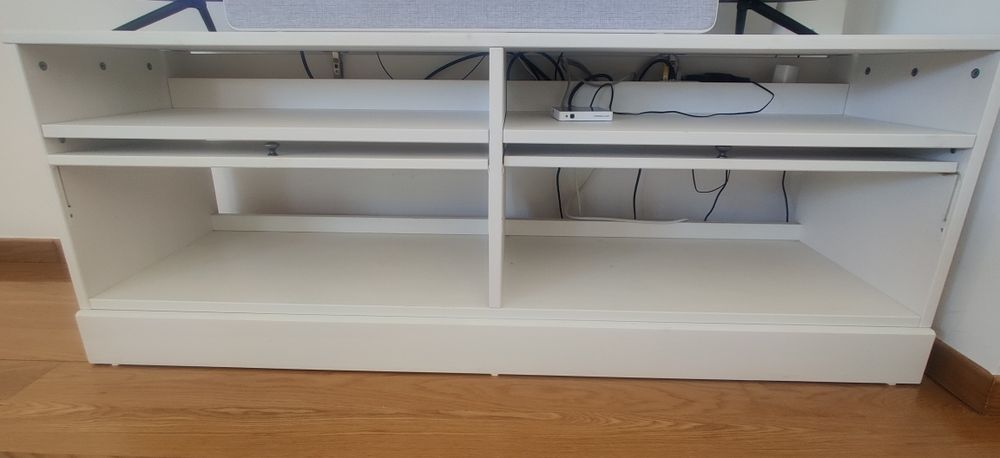 Móvel de TV grande com arrumação para fiação