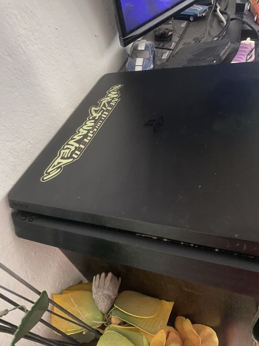 PlayStation 4 Slim.