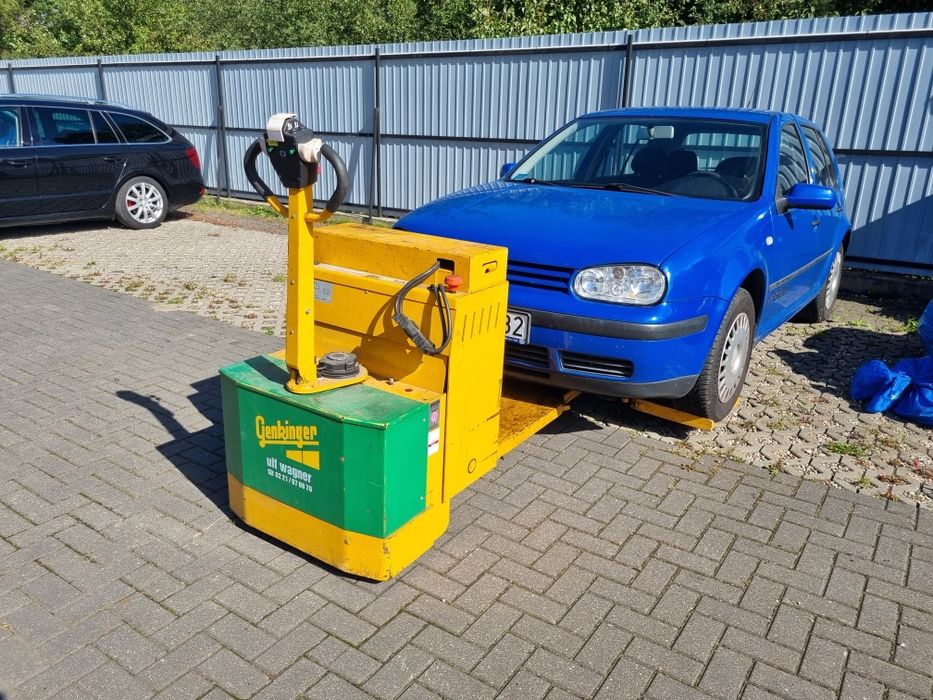 Wózek elektryczny do przestawiania pojazdów