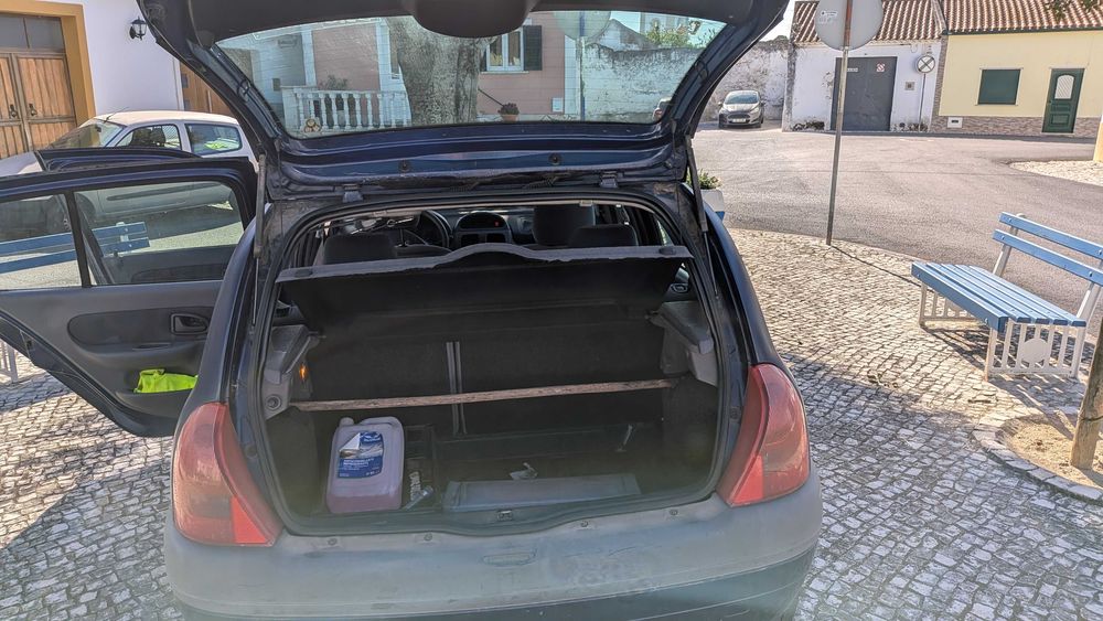 Renault Clio, cor azul escuro