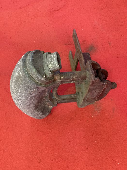 Antigo molde / ferramenta para vulcanizar pneus.