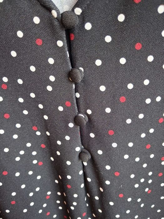 Vestido curto da Mango. Preto com bolas brancas e bordô