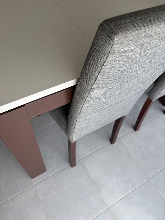 Mesa extensível em madeira maciça + 4 cadeiras estofadas