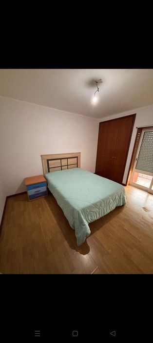 Alugo quarto em  Barcelos .