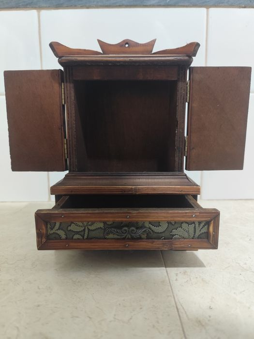 Oratório antigo em madeira