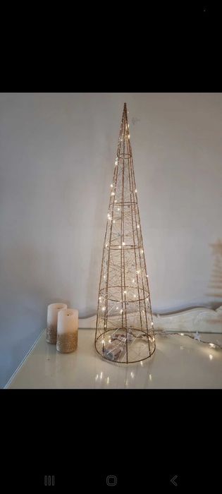 Pinheiro decorativo com luzes