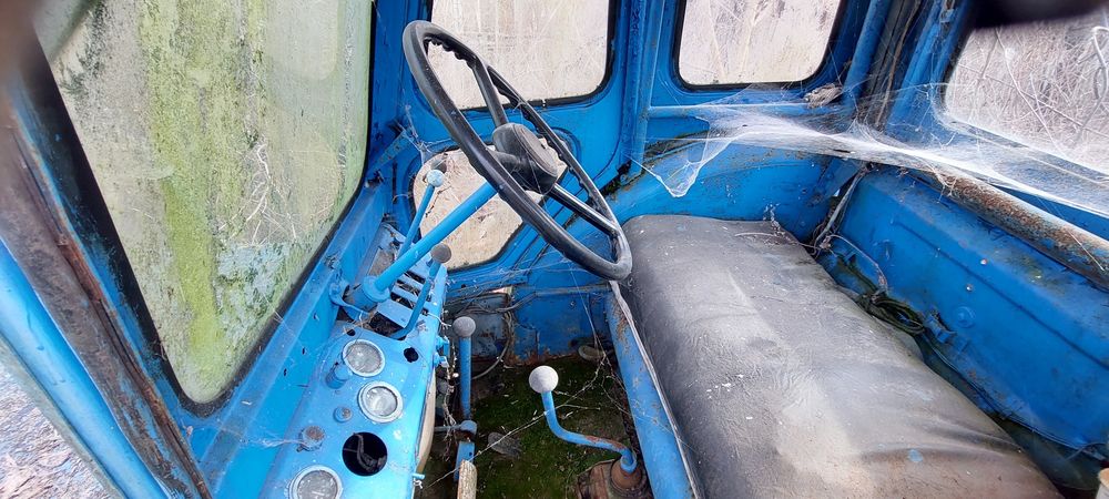 Трактор Т-40 та сільгоспприладдя.