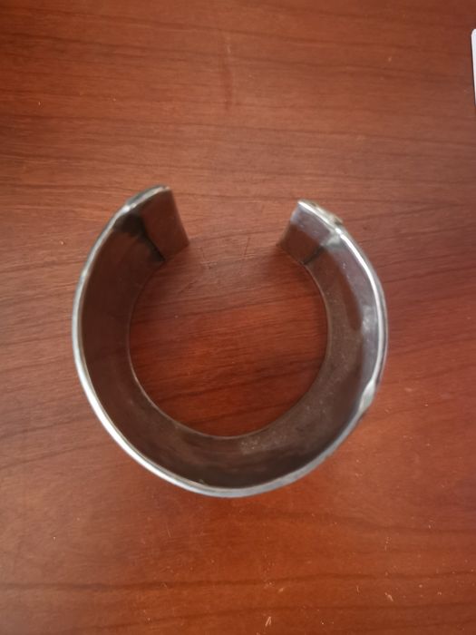 Pulseira larga prateada
