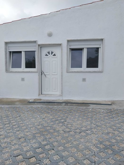 Alugo imóvel T2 r/chão, com 63m2 e área exterior privada.