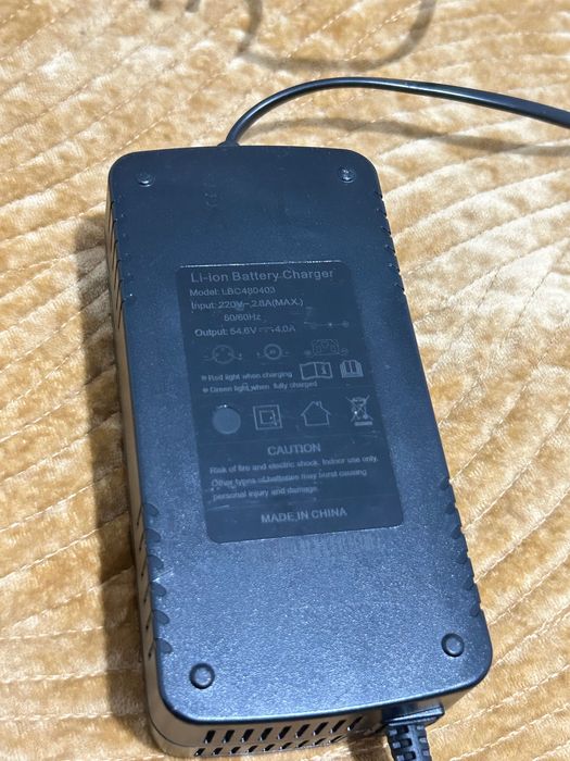 Carregador 48V Li-ion 54.6V 4A – XLR 3 pinos (trotinete/e-bike)