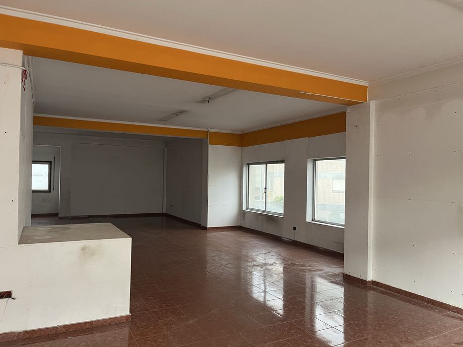 Arrenda-se loja comercial / serviços