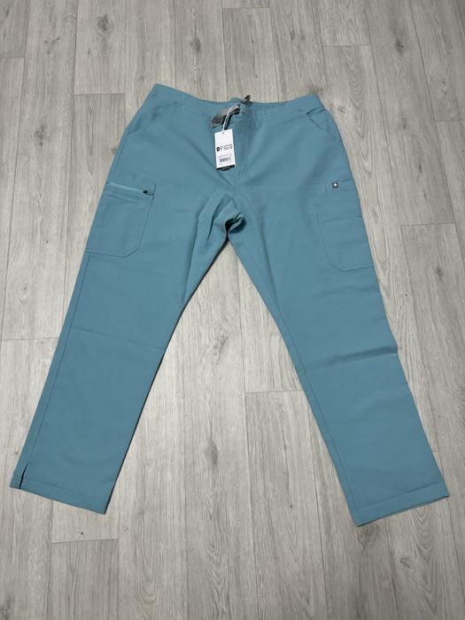 Медицинские штаны и футболки американской фирмы FIGS