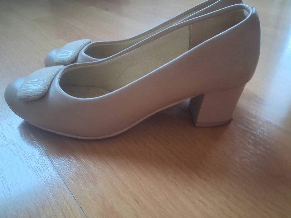 buty damskie w kolorze beżowym