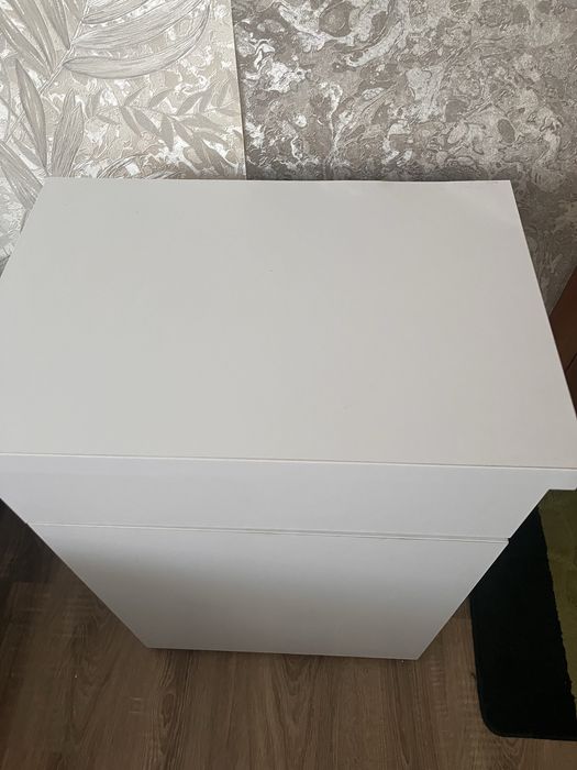 Продам  білу тумбочку