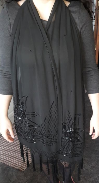 Echarpe preta bordada da Zara