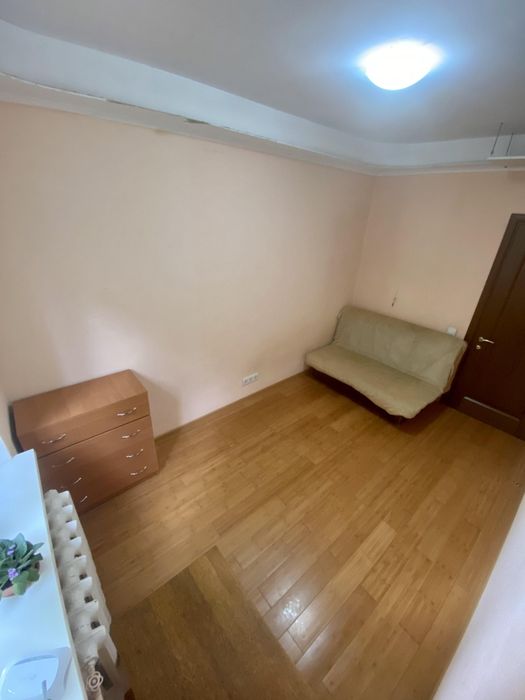 Продам 3 кім. біля метро Нивки.