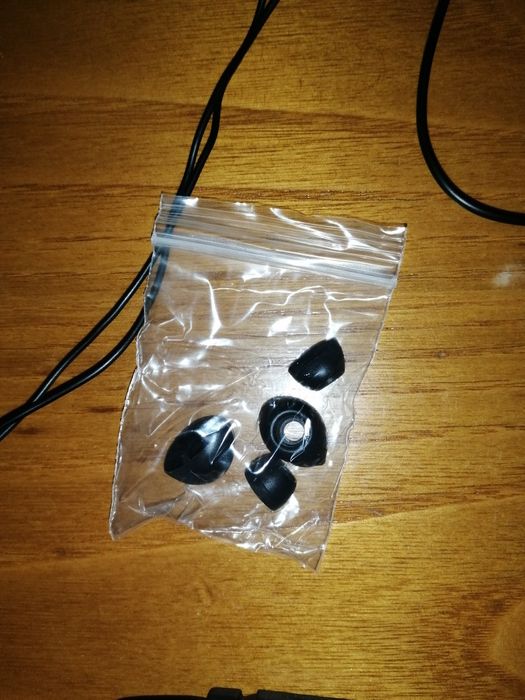 2 conjuntos de fones (valor com portes incluídos em correio registado)