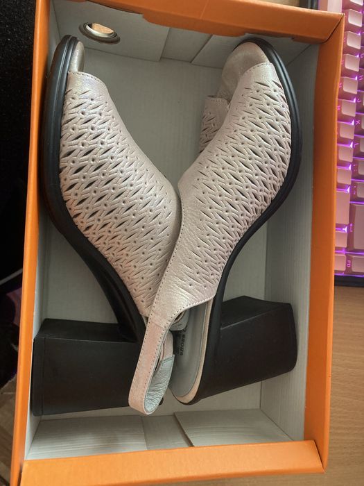 Женские босоножки