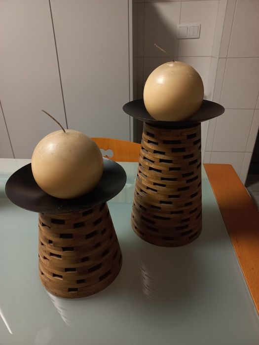 2 Castiçais decorativas com velas