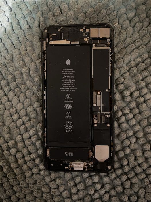 Продам 2 айфона 7+ та 6