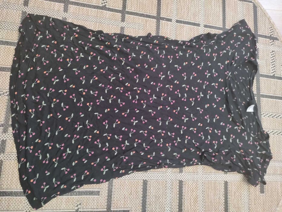 czarna bluzka w wisienki