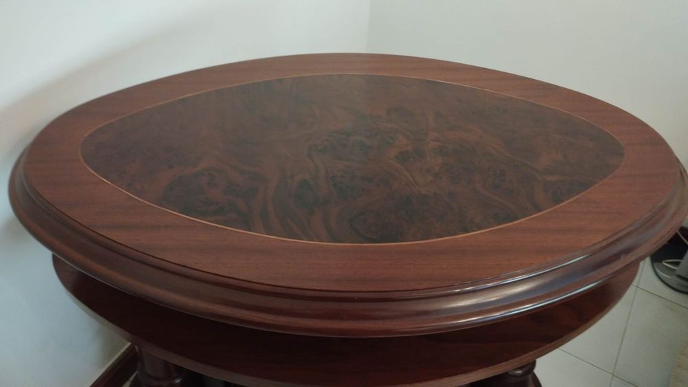 Mobília completa de sala de jantar, em nogueira