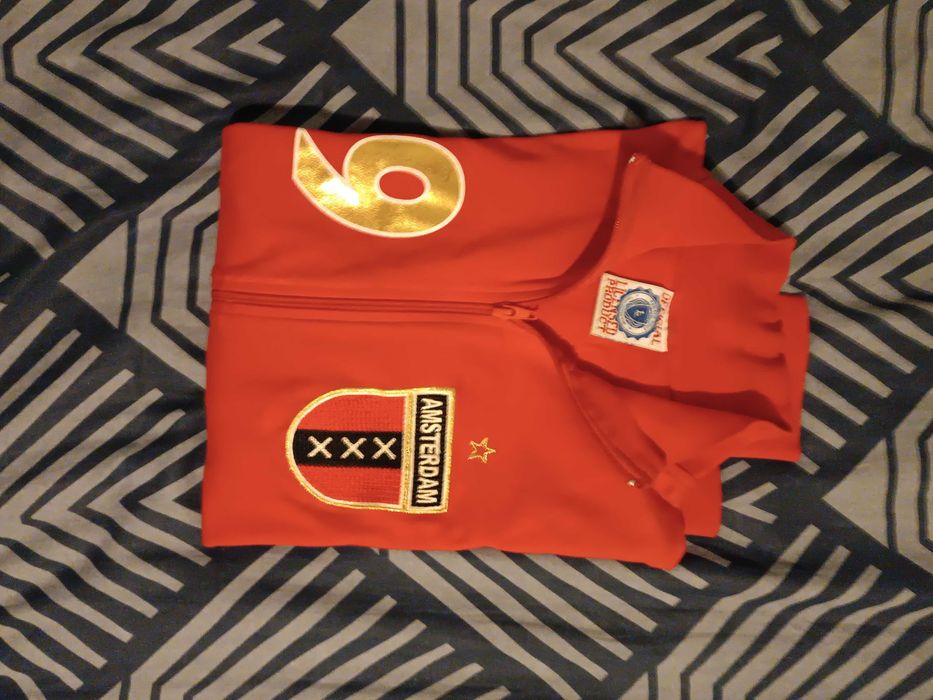 Jasnoczerwony sweter a Amsterdamu