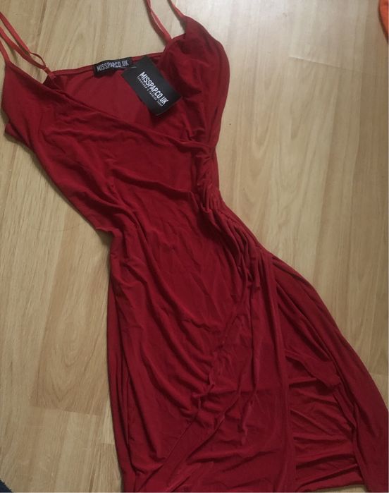 нова сукня з розрізом на ніжці