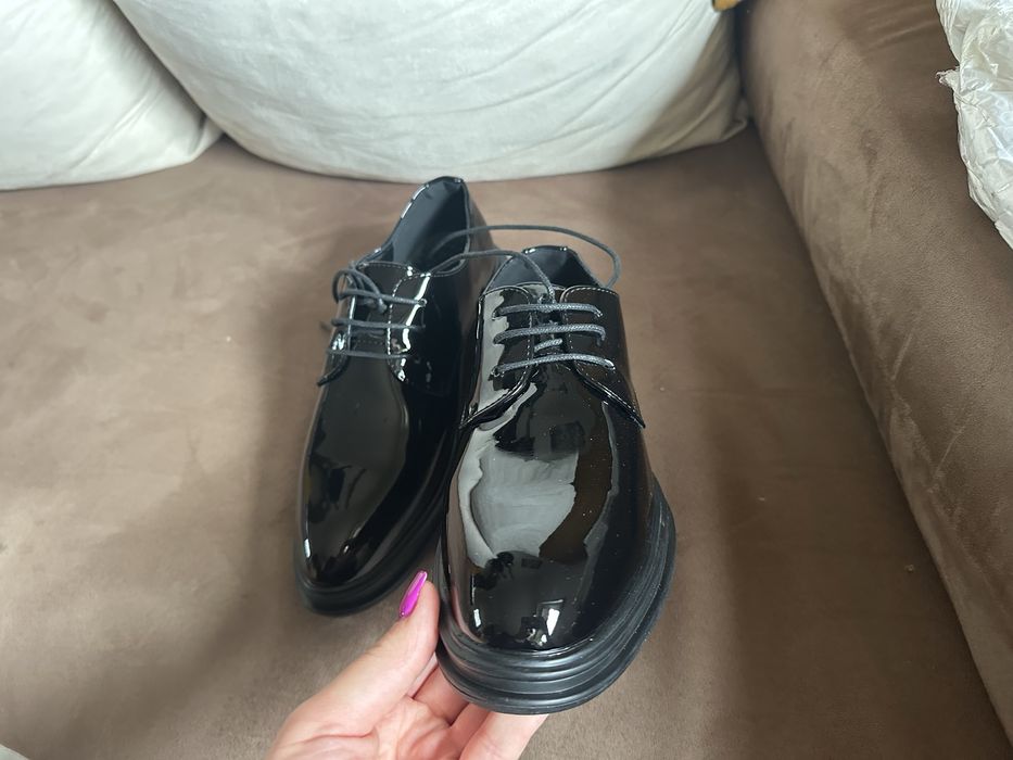 Nowe buty meskie - lakierowane - 39