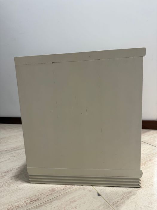 Duas mesas de cabeceira