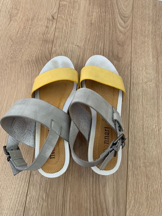 Buty na koturnie Monnari srebro żółte sandały
