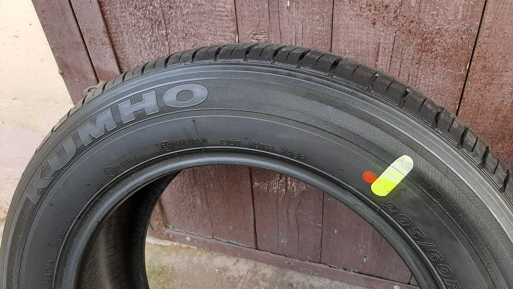 Резина літня 205/60 R16 Kumho Solus KH17 нова 2 шт