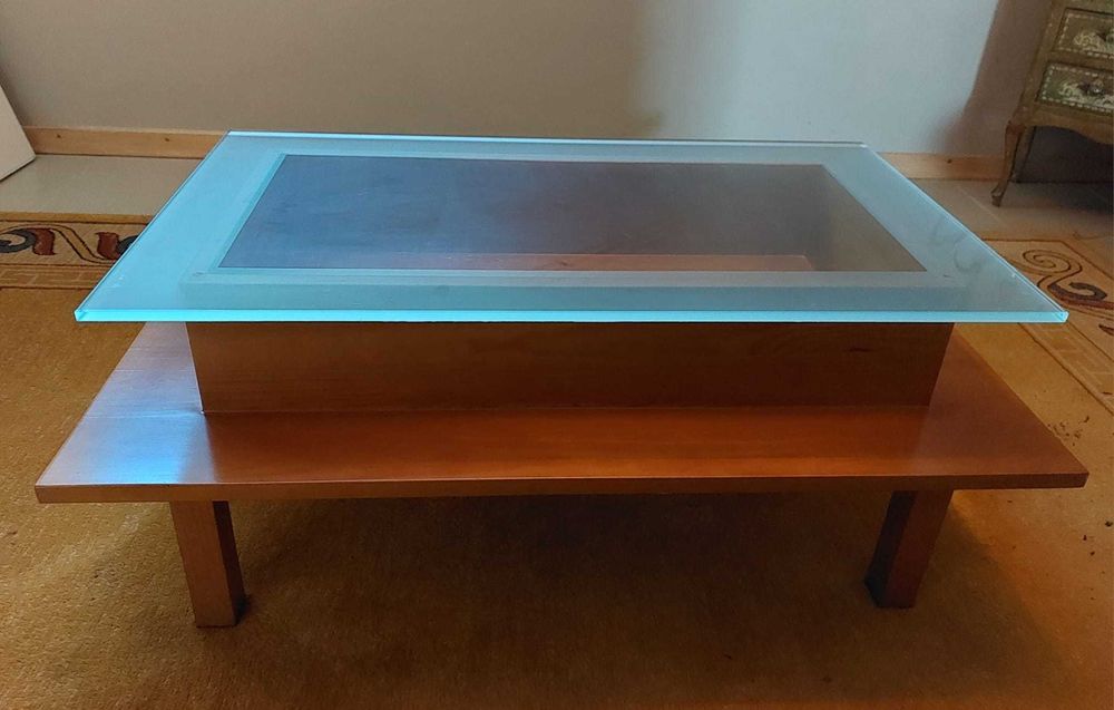 Mesa de centro em pinho mel 1,05mx65 cm com tampo em vidro