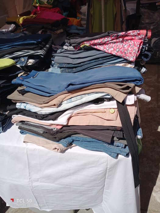 Lotes de calças semi novas vários tamanhos 20 pares de calças 15€