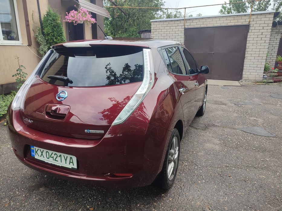 Автомобіль Nissan leaf